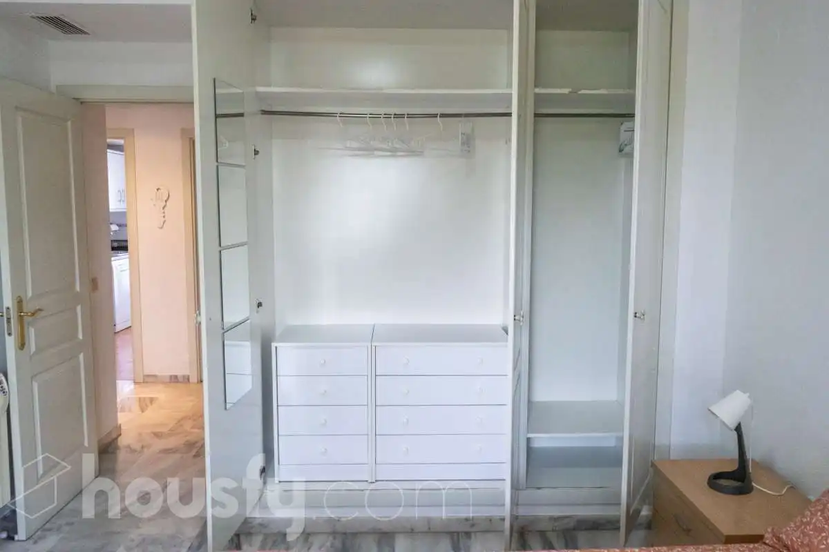 Schlafzimmer von Wohnung zur Miete in Sevilla mit Klimaanlage, Heizung und Terrasse