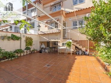 Adosado con balcón en venta en Pulianas