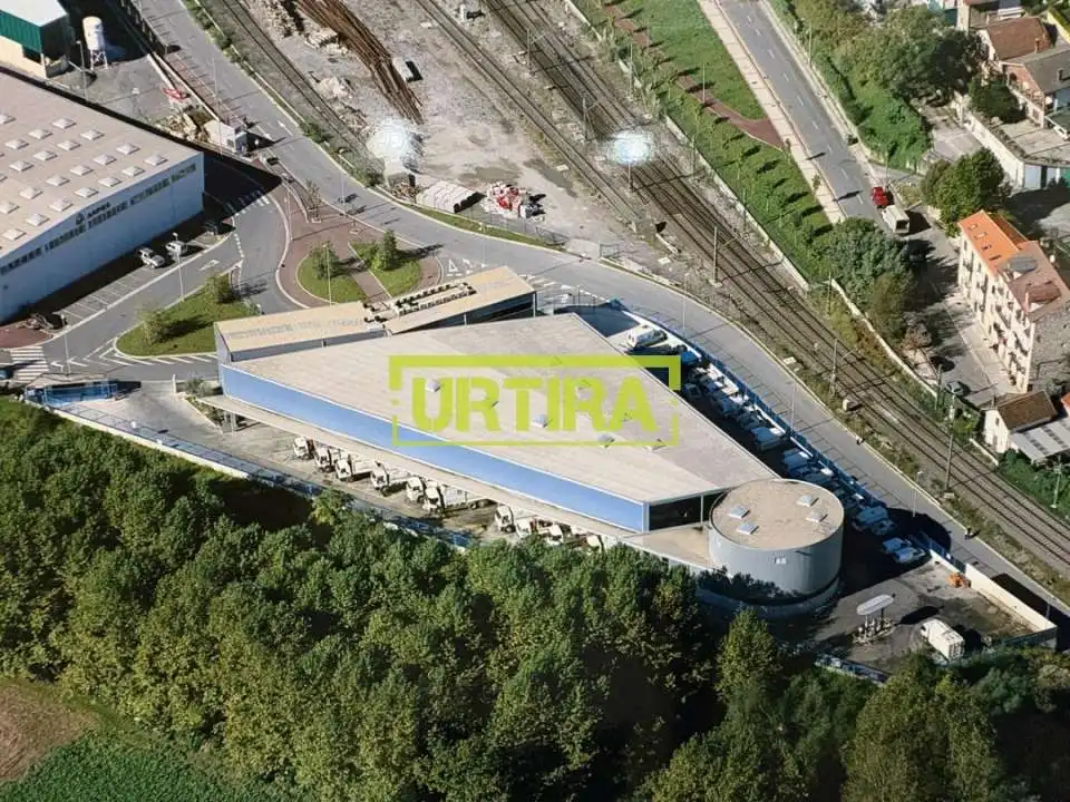 Außenansicht von Fabrikhallen zum Verkauf in Hernani