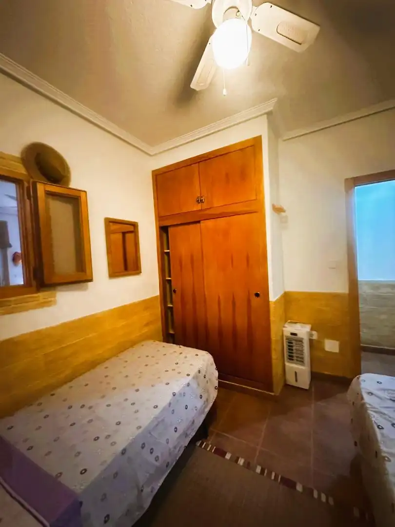 Habitación de Apartamento de alquiler en Pilar de la Horadada con Aire acondicionado, Jardín privado y Trastero