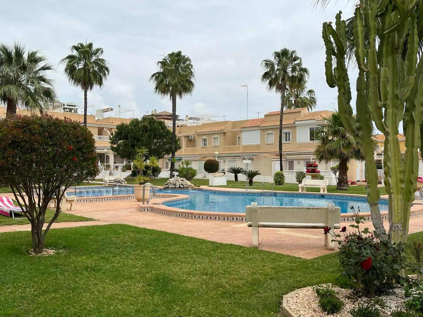 Vista exterior de Apartament en venda en Los Alcázares amb Aire condicionat, Calefacció i Jardí privat