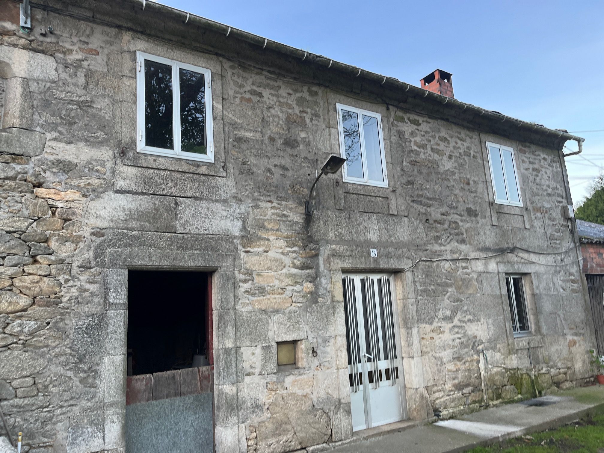 Vista exterior de Casa adosada en venda en Sarria amb Jardí privat