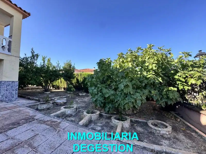 Casa o xalet en venda en Linares amb Aire condicionat, Jardí privat i Piscina