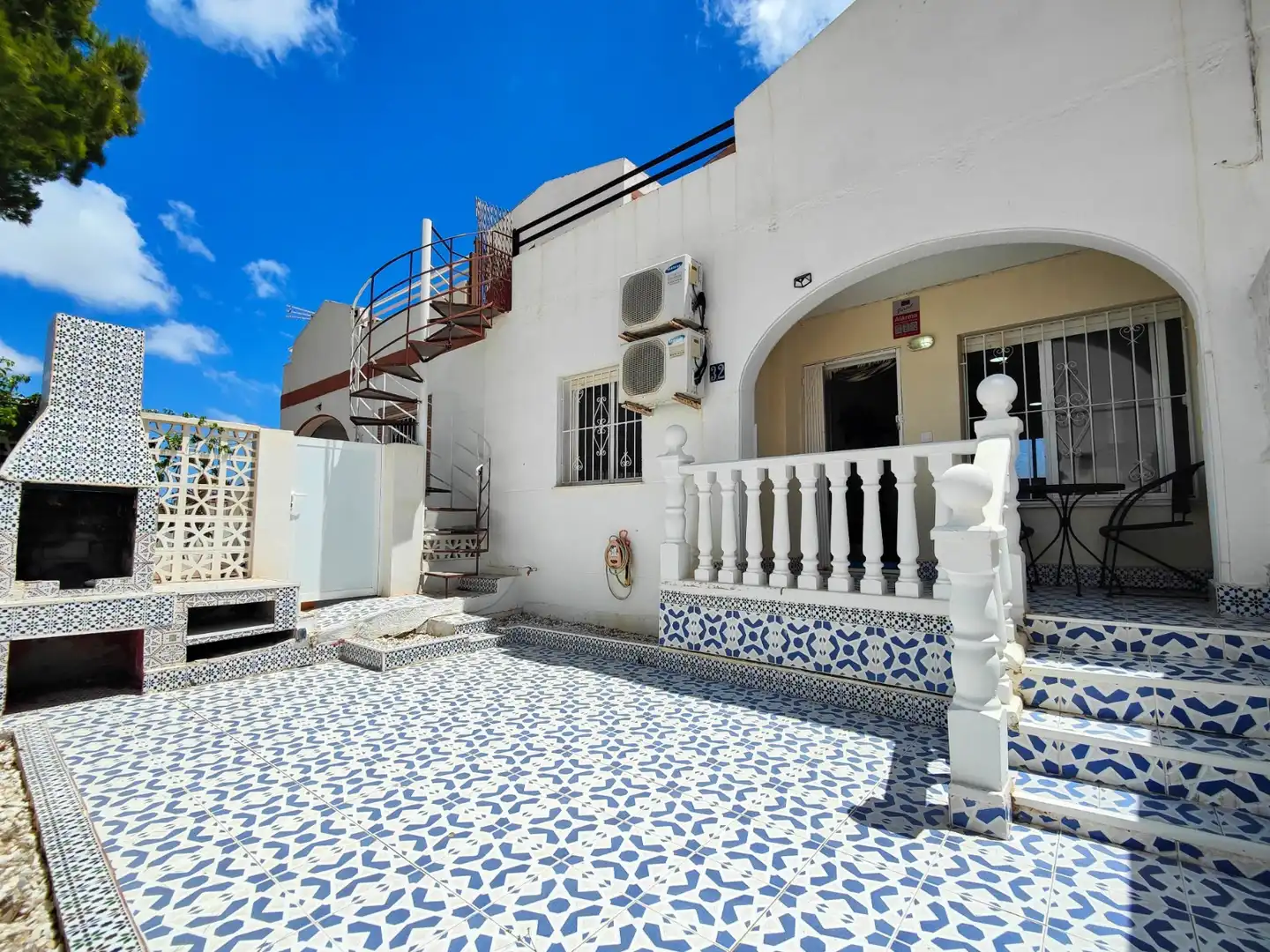 Terrasse von Einfamilien-Reihenhaus zum Verkauf in Torrevieja mit Klimaanlage, Privatgarten und Terrasse