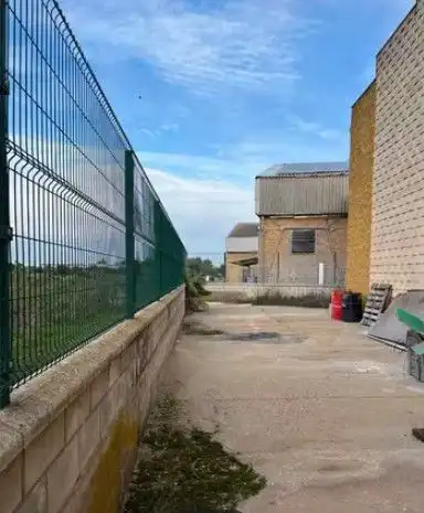 Vista exterior de Nave industrial en venta en Dos Hermanas