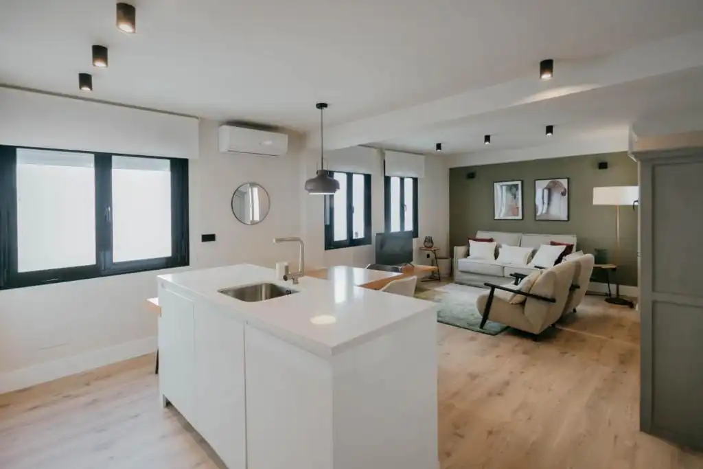 Living room of Flat for sale in Sevilla  with Air Conditioner, Heating and Furnished