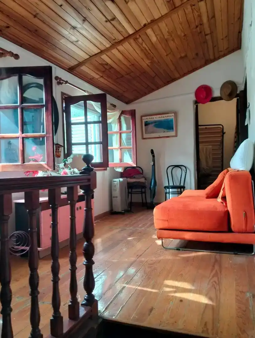 Sala d'estar de Casa adosada en venda en Vega de San Mateo amb Jardí privat, Piscina i Microones
