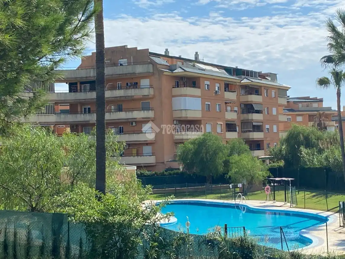 Vista exterior de Pis en venda en Manilva amb Piscina comunitària