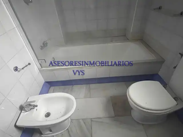 Bany de Casa o xalet en venda en Bollullos de la Mitación amb Jardí privat, Terrassa i Piscina
