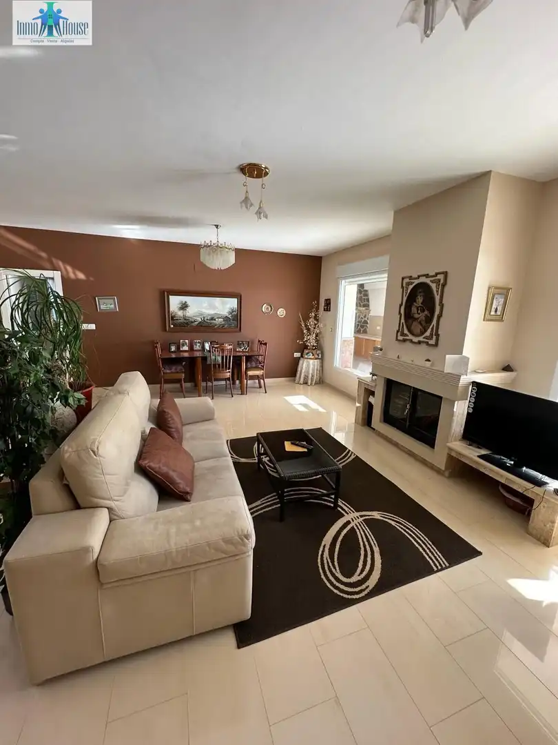 Sala d'estar de Casa o xalet en venda en Albacete amb Aire condicionat, Jardí privat i Parquet