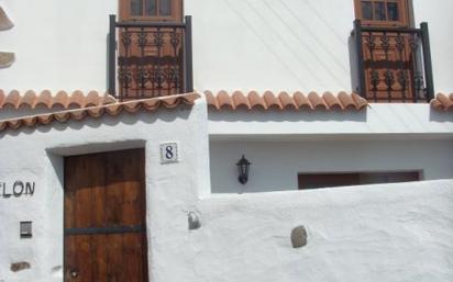 Vista exterior de Casa adosada en venda en Guía de Isora amb Jardí privat, Moblat i Balcó