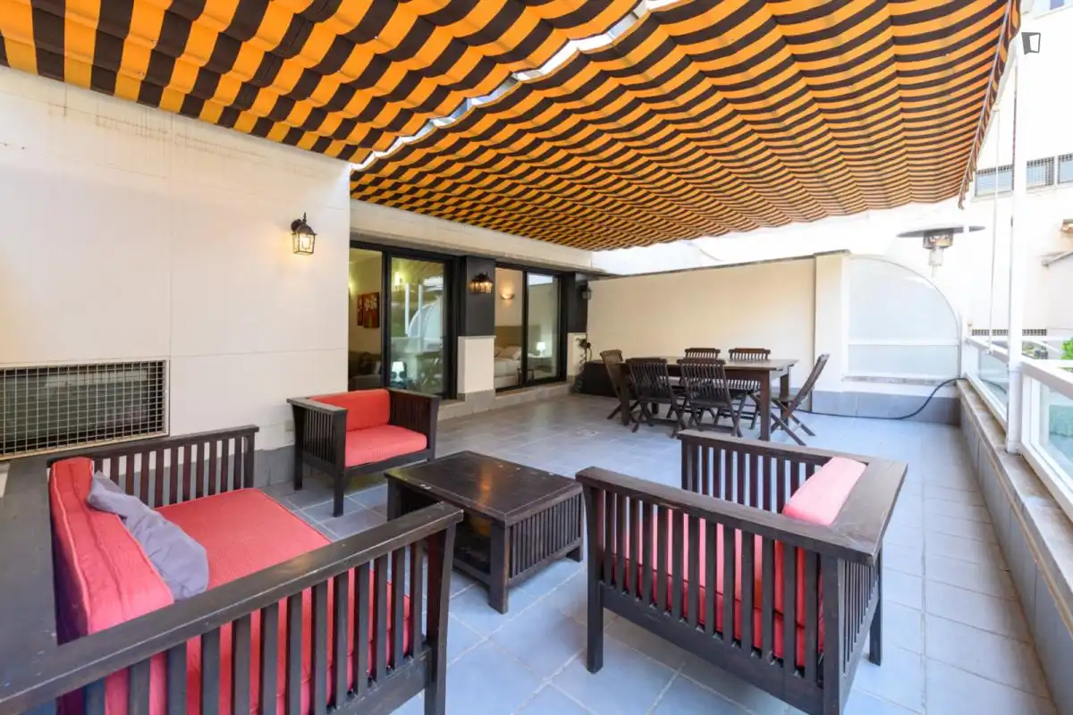 Terrassa de Apartament de lloguer en Madrid amb Calefacció, Moblat i Forn