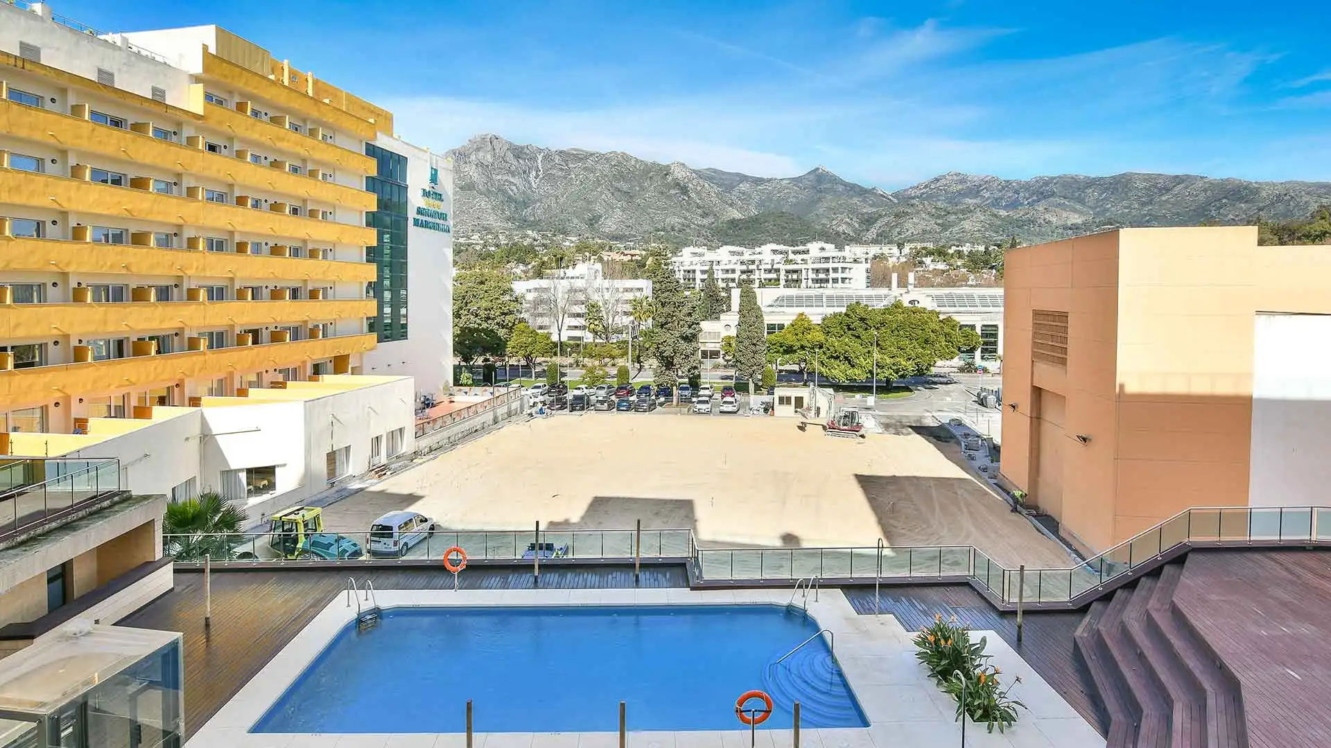Vista exterior de Apartament en venda en Marbella amb Aire condicionat, Terrassa i Piscina
