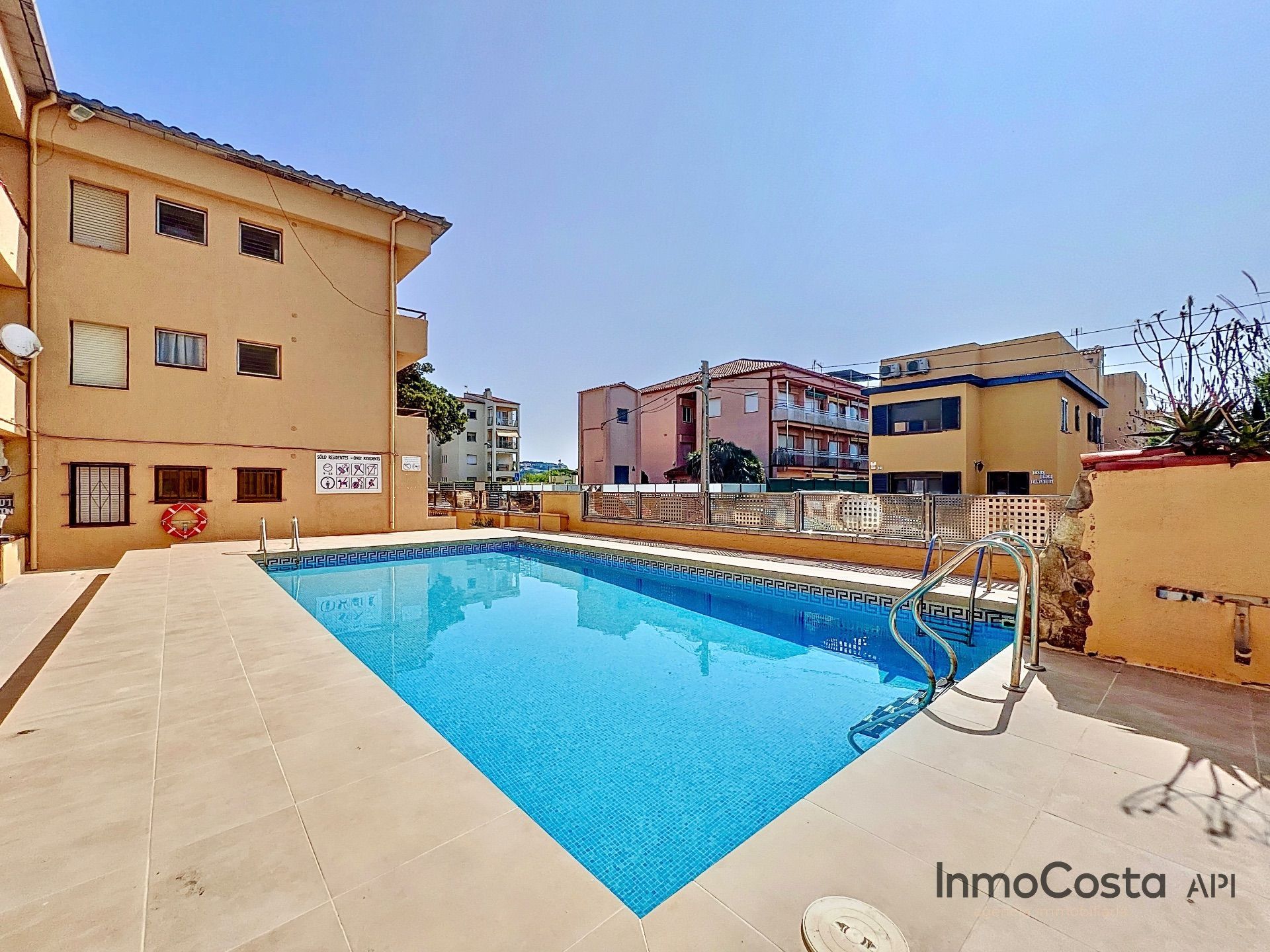 Piscina de Apartament en venda en L'Estartit amb Aire condicionat, Calefacció i Terrassa