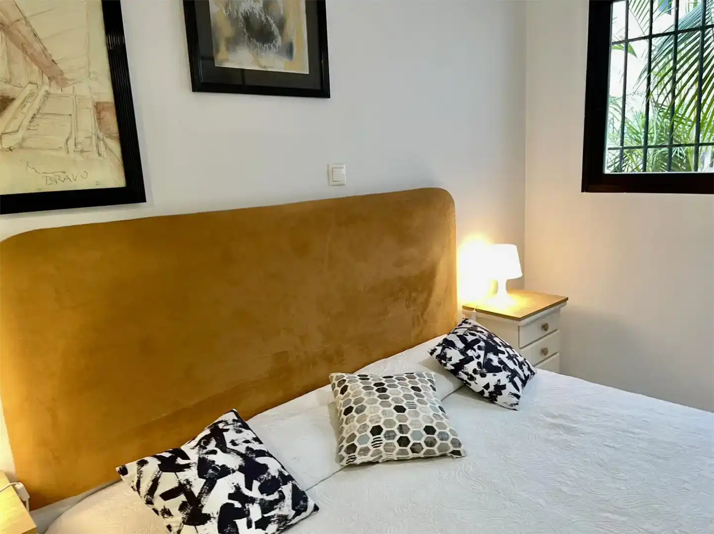 Schlafzimmer von Erdgeschoss zur Miete in Marbella mit Klimaanlage und Schwimmbad