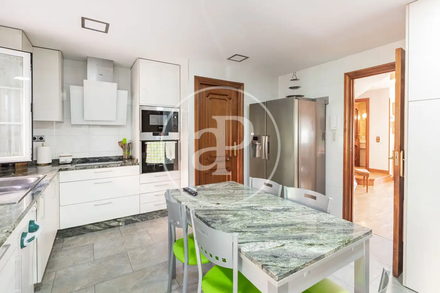 Cocina de Casa adosada en venta en Madrid con Aire acondicionado, Calefacción y Jardín privado