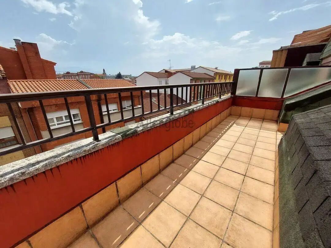 Terrassa de Àtic en venda en Oviedo  amb Calefacció