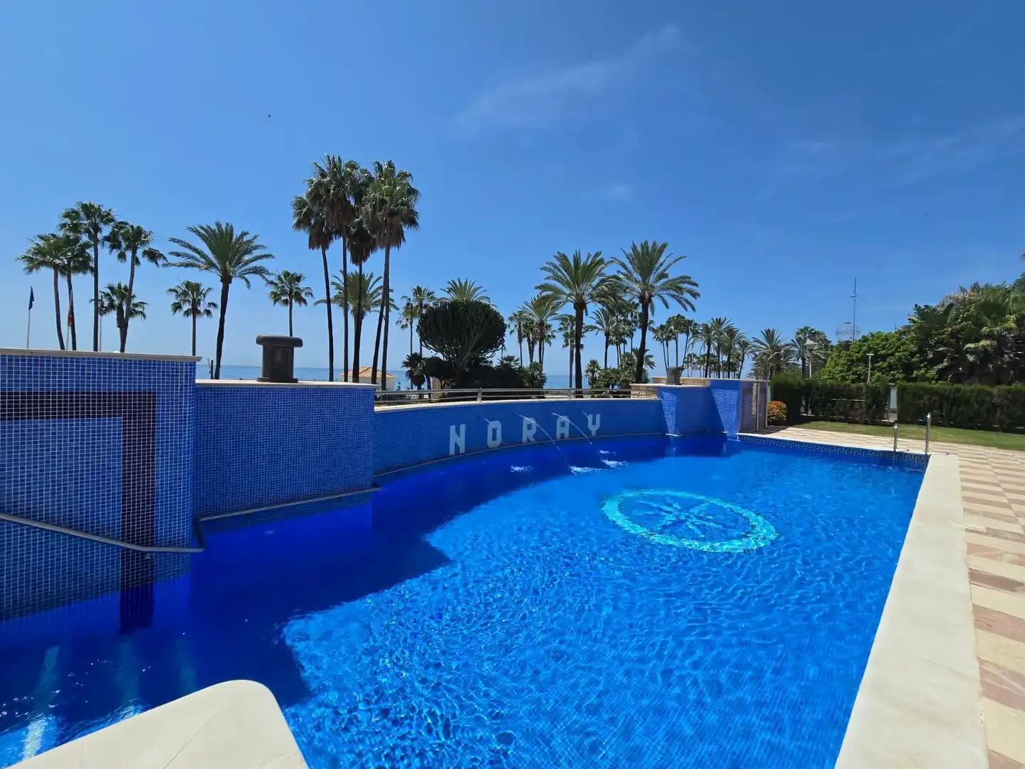 Piscina de Pis en venda en Marbella amb Aire condicionat, Terrassa i Moblat