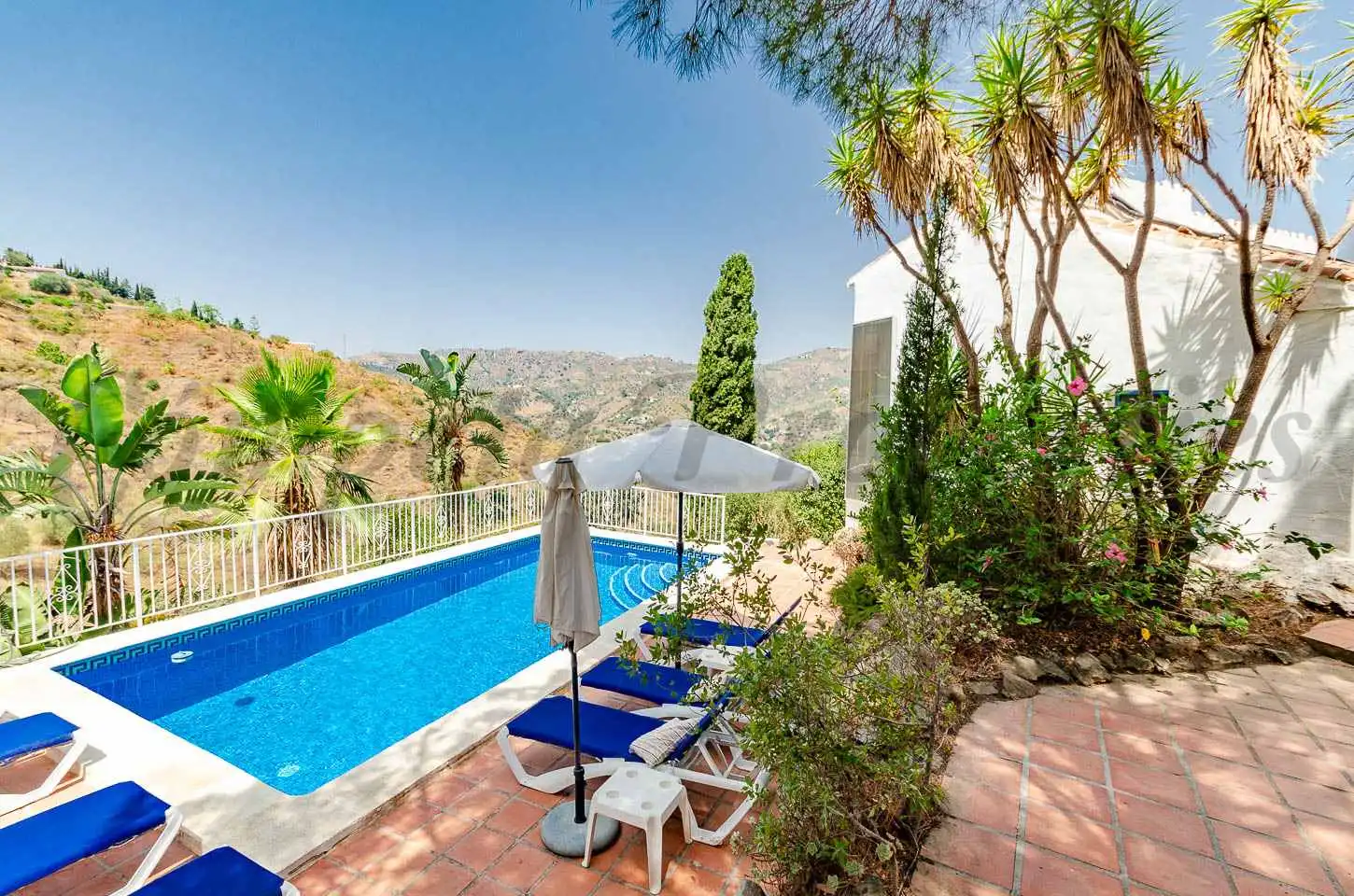 Country house with pool for sale in Cómpeta
