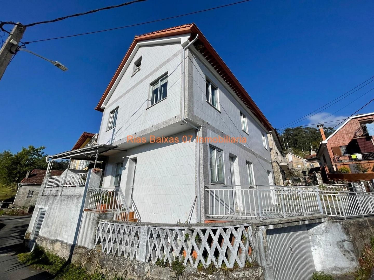 Vista exterior de Casa o xalet en venda en Pontevedra Capital  amb Calefacció, Terrassa i Traster