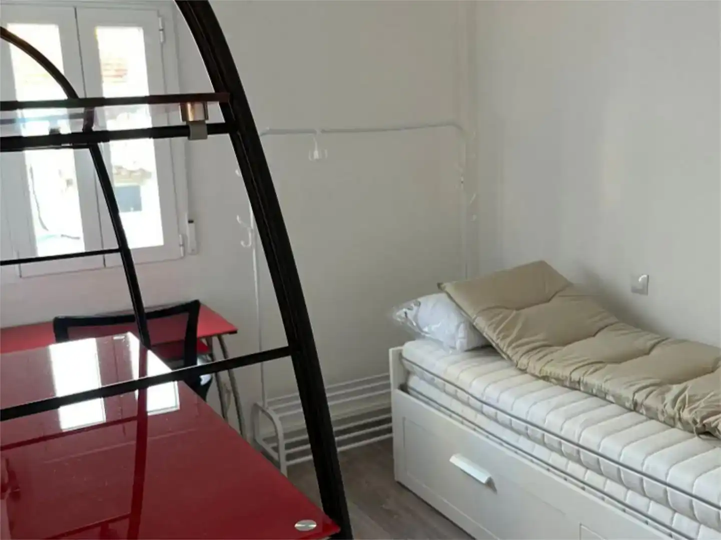 Schlafzimmer von Dachboden zur Miete in Madrid mit Klimaanlage und Möbliert