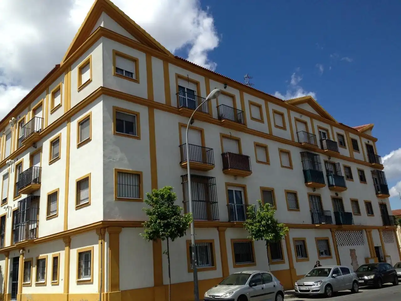 Vista exterior de Piso en venta en Dos Hermanas con Aire acondicionado, Amueblado y Balcón