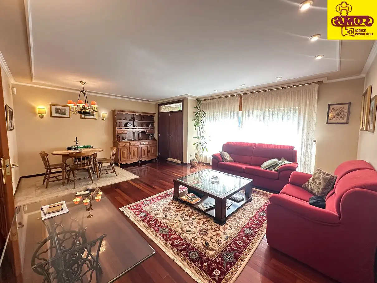 Sala de estar de Casa o chalet en venta en Santiago de Compostela  con Calefacción, Jardín privado y Parquet