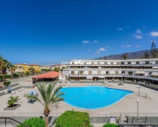 Vista exterior de Dúplex en venda en Adeje amb Aire condicionat, Terrassa i Piscina