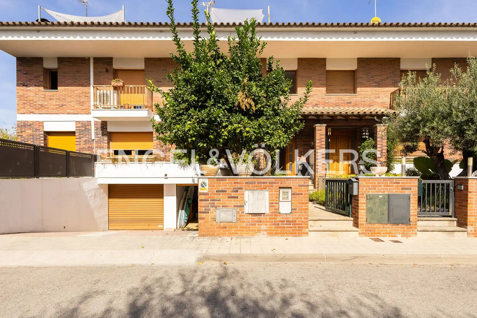 Vista exterior de Casa adosada en venda en Vilassar de Mar amb Calefacció, Jardí privat i Terrassa