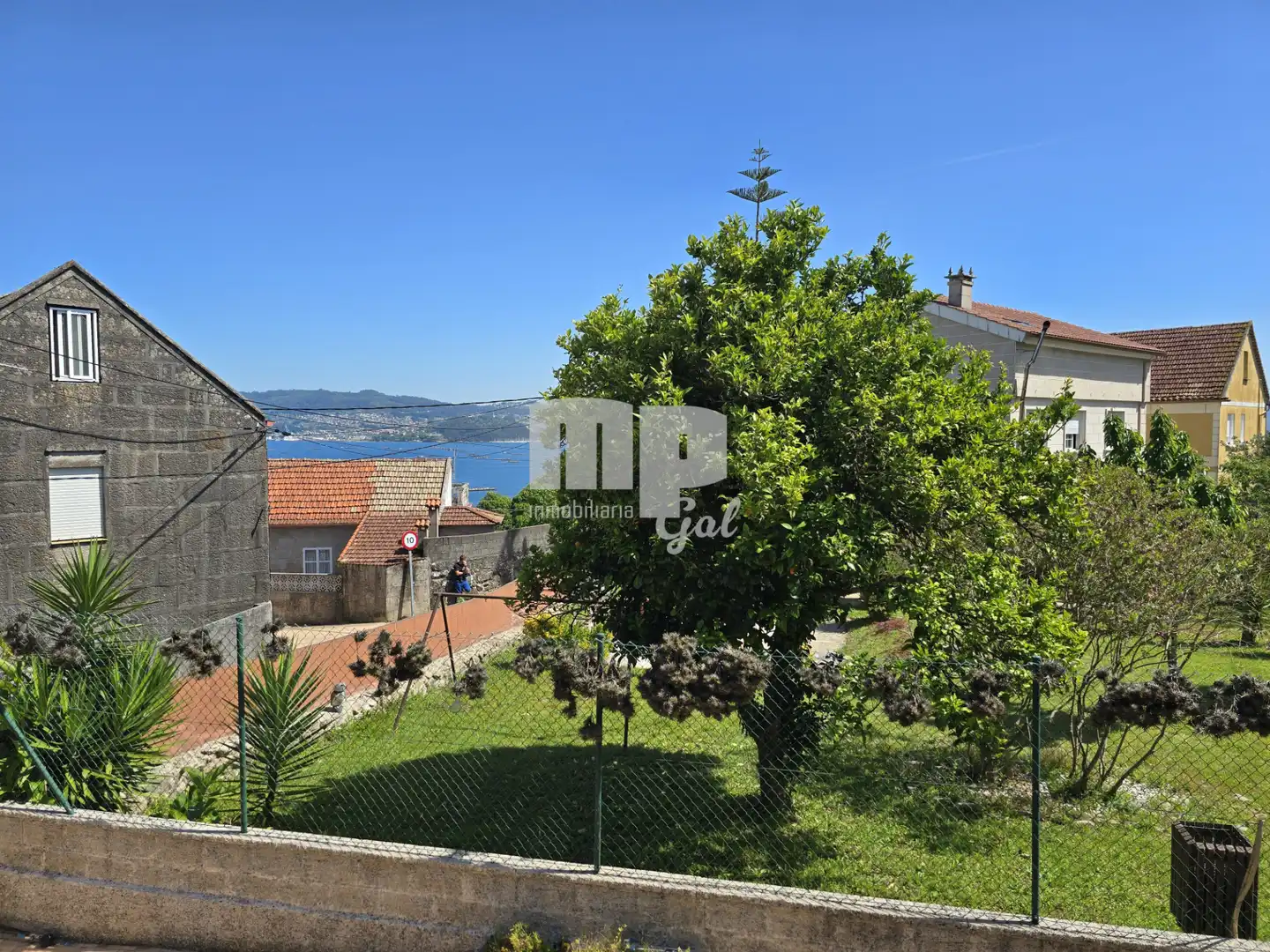 Vista exterior de Finca rústica en venda en Moaña amb Jardí privat, Traster i Moblat