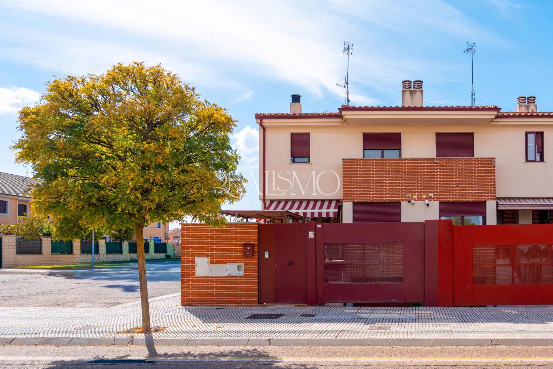 Vista exterior de Casa adosada en venda en Villares de la Reina amb Calefacció, Jardí privat i Parquet