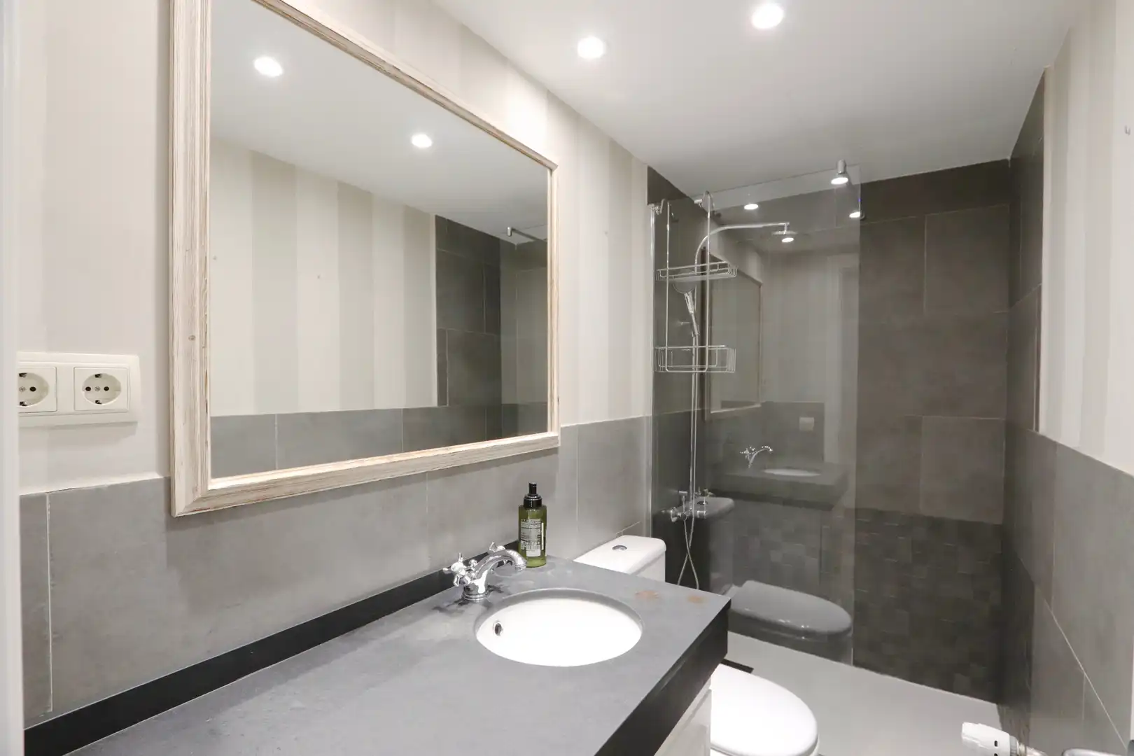 Baño de Piso de alquiler en Madrid con Aire acondicionado, Calefacción y Parquet