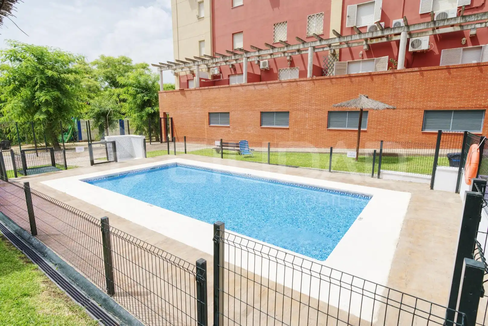 Piscina de Pis en venda en San Juan de Aznalfarache amb Aire condicionat i Piscina comunitària