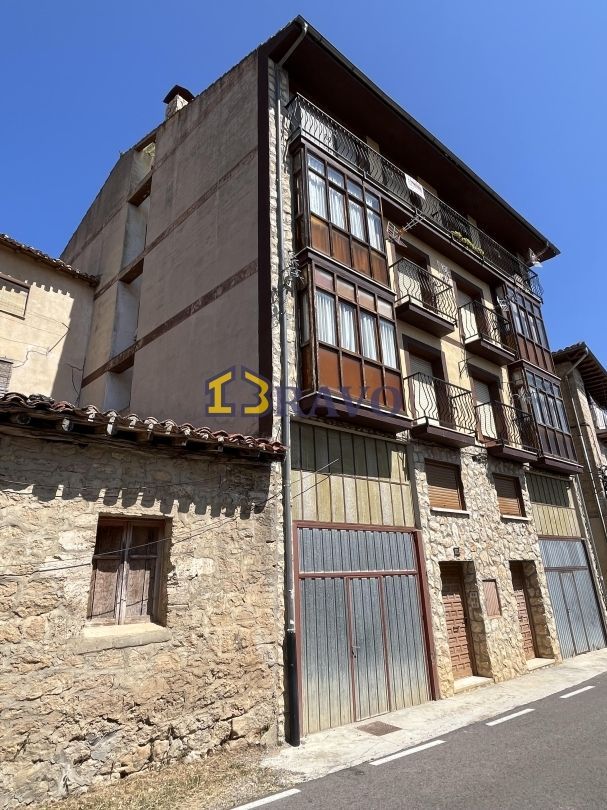Vista exterior de Pis en venda en Frías amb Calefacció i Balcó