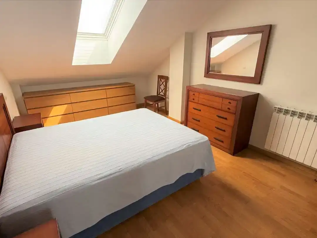 Schlafzimmer von Dachboden zur Miete in Zaratán mit Schwimmbad