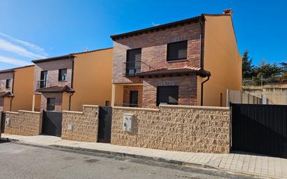 Vista exterior de Casa o xalet en venda en La Lastrilla  amb Aire condicionat, Terrassa i Balcó