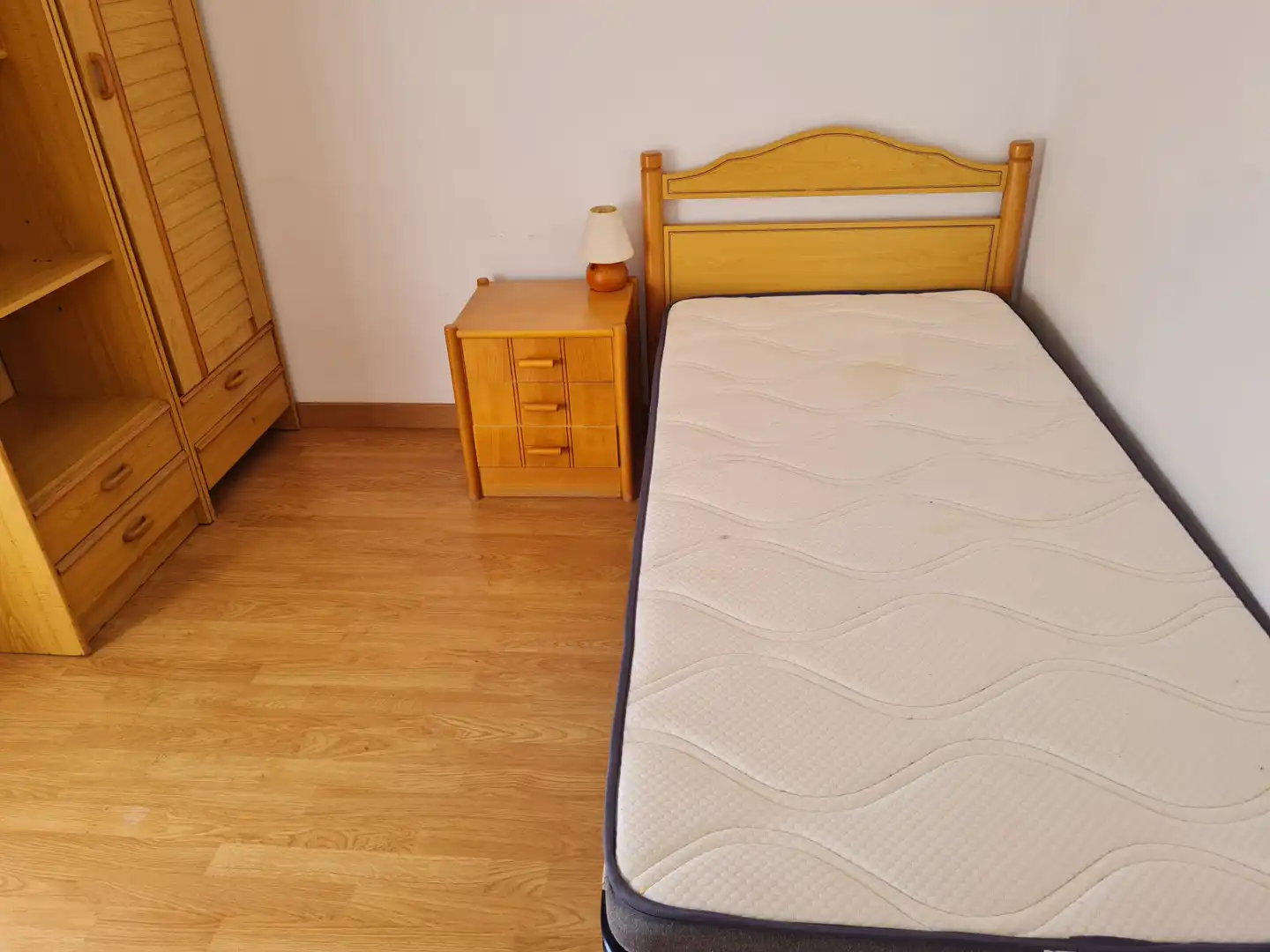 Dormitori de Pis de lloguer en Girona amb Aire condicionat, Calefacció i Parquet