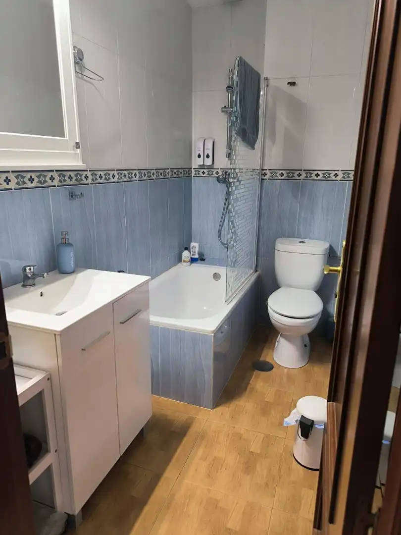 Baño de Piso de alquiler en Fuengirola con Balcón