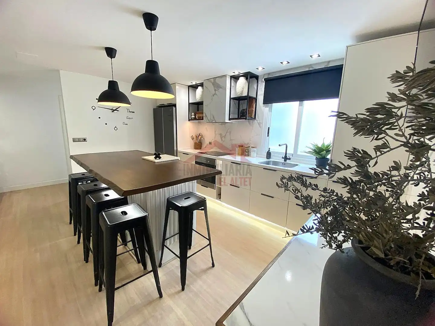 Küche von Wohnung zum Verkauf in Elche / Elx mit Klimaanlage, Heizung und Ofen
