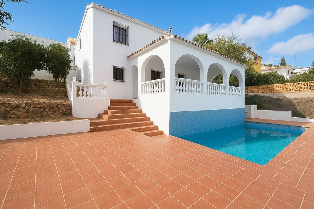 Vista exterior de Casa o xalet en venda en Benalmádena amb Piscina