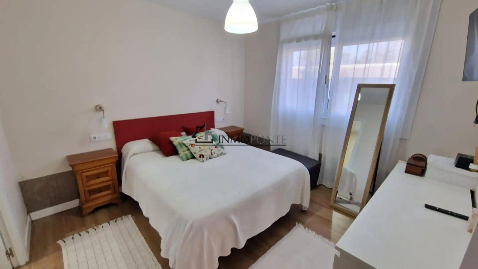 Dormitori de Casa o xalet en venda en Pontevedra Capital  amb Jardí privat