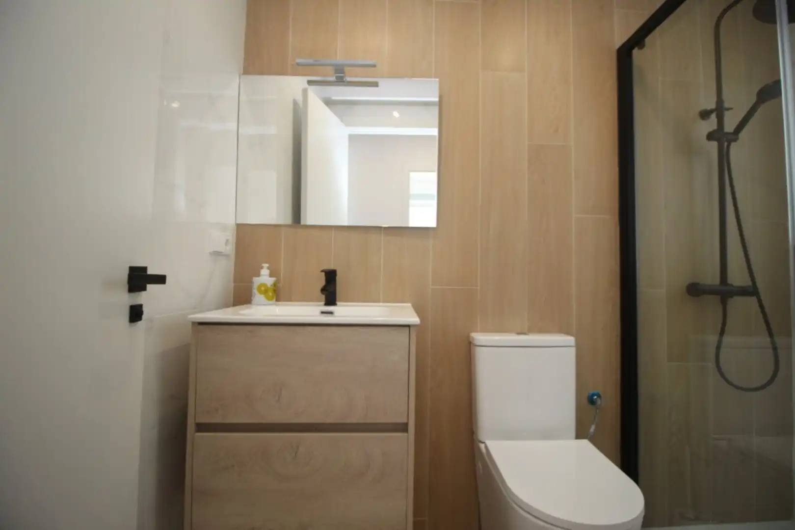 Baño de Piso de alquiler en Sada (A Coruña) con Calefacción, Terraza y Horno