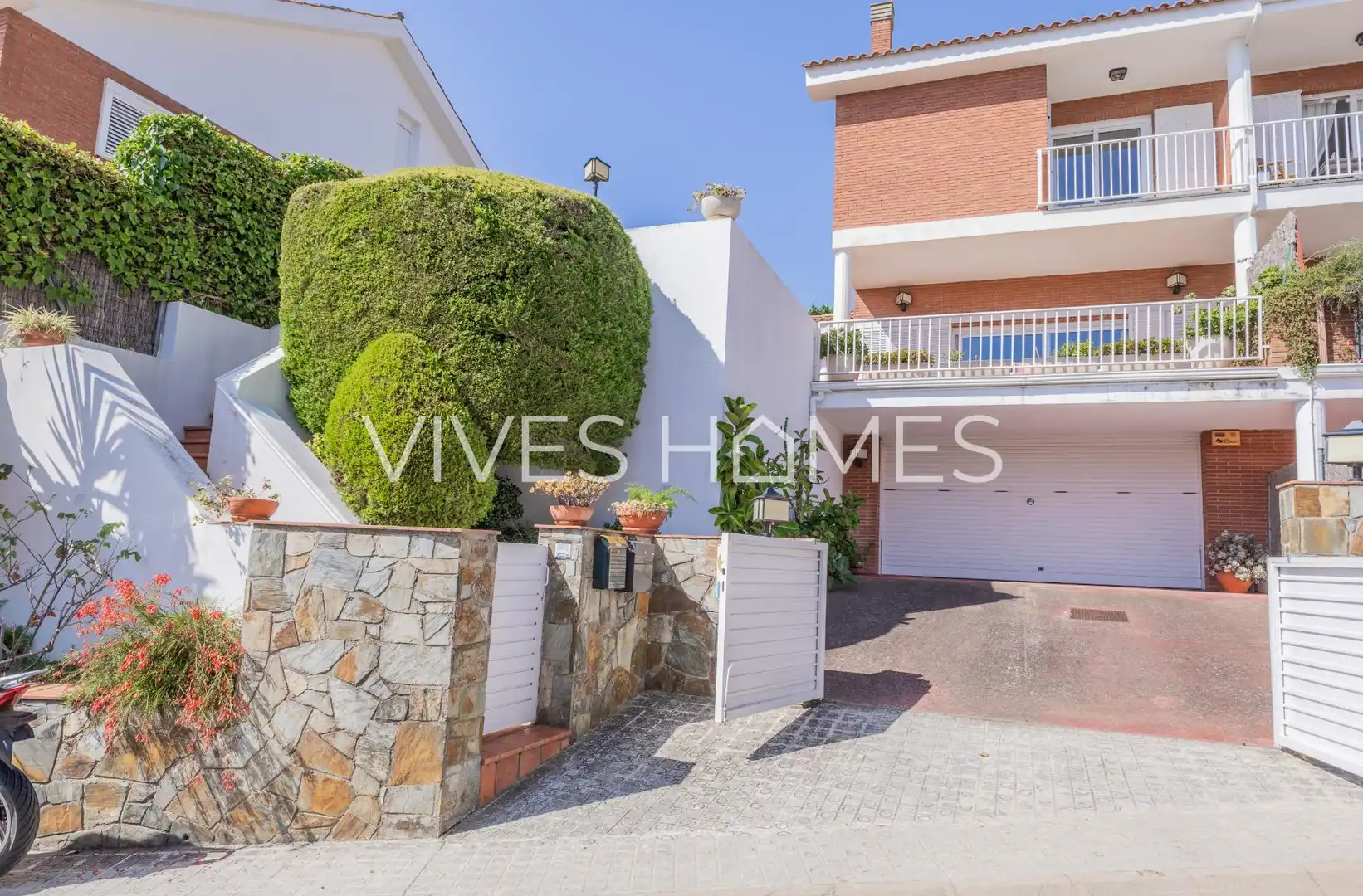 Vista exterior de Casa adosada en venda en Sant Andreu de Llavaneres amb Calefacció, Jardí privat i Terrassa