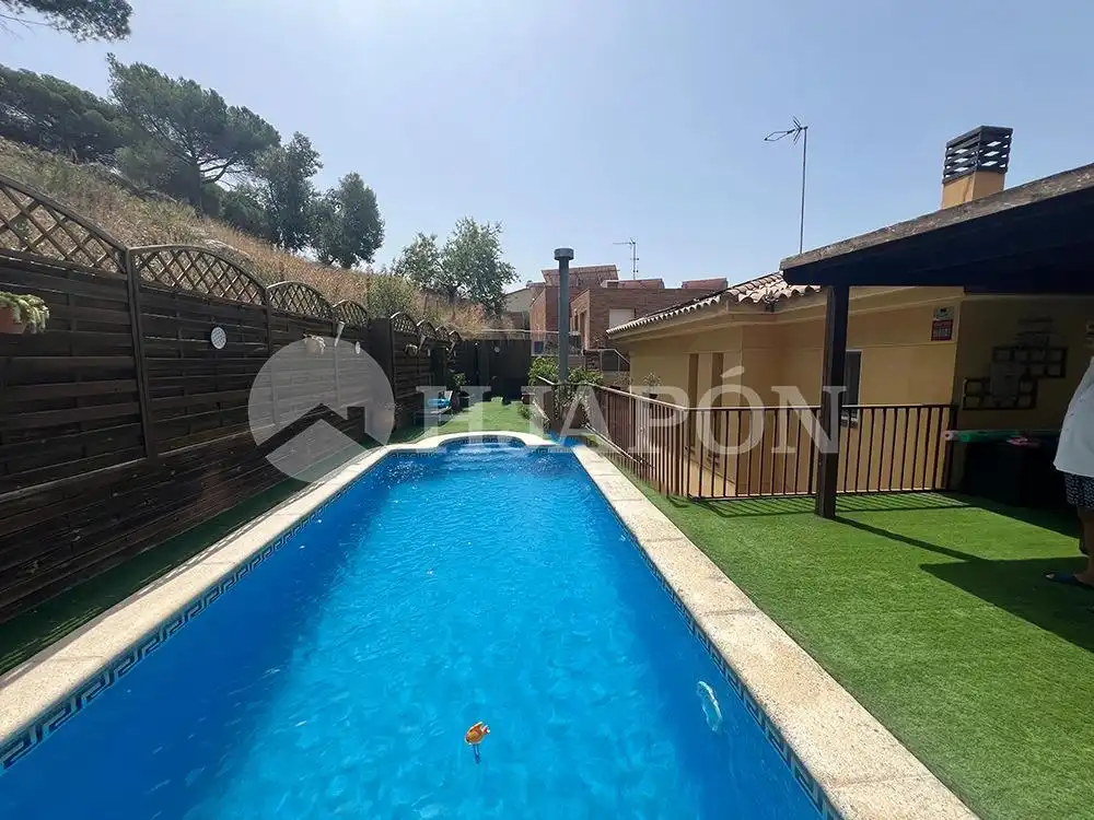 Piscina de Casa o xalet en venda en Vilassar de Dalt amb Aire condicionat, Calefacció i Jardí privat