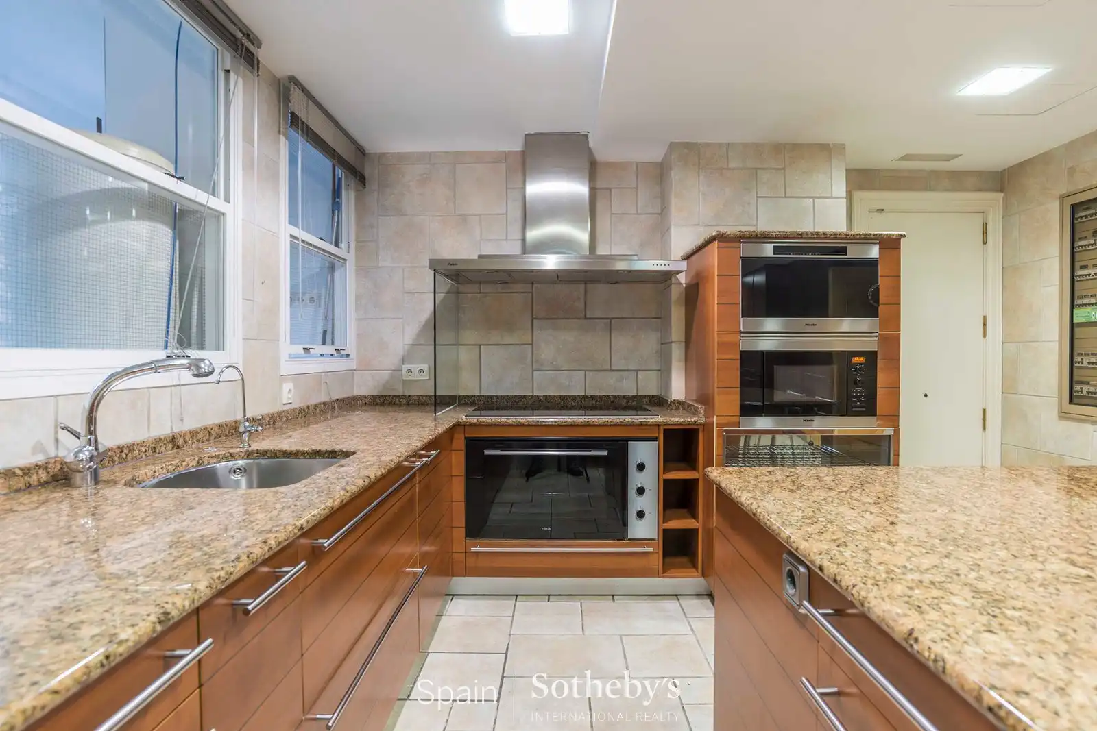 Cocina de Dúplex de alquiler en Madrid con Aire acondicionado, Calefacción y Trastero
