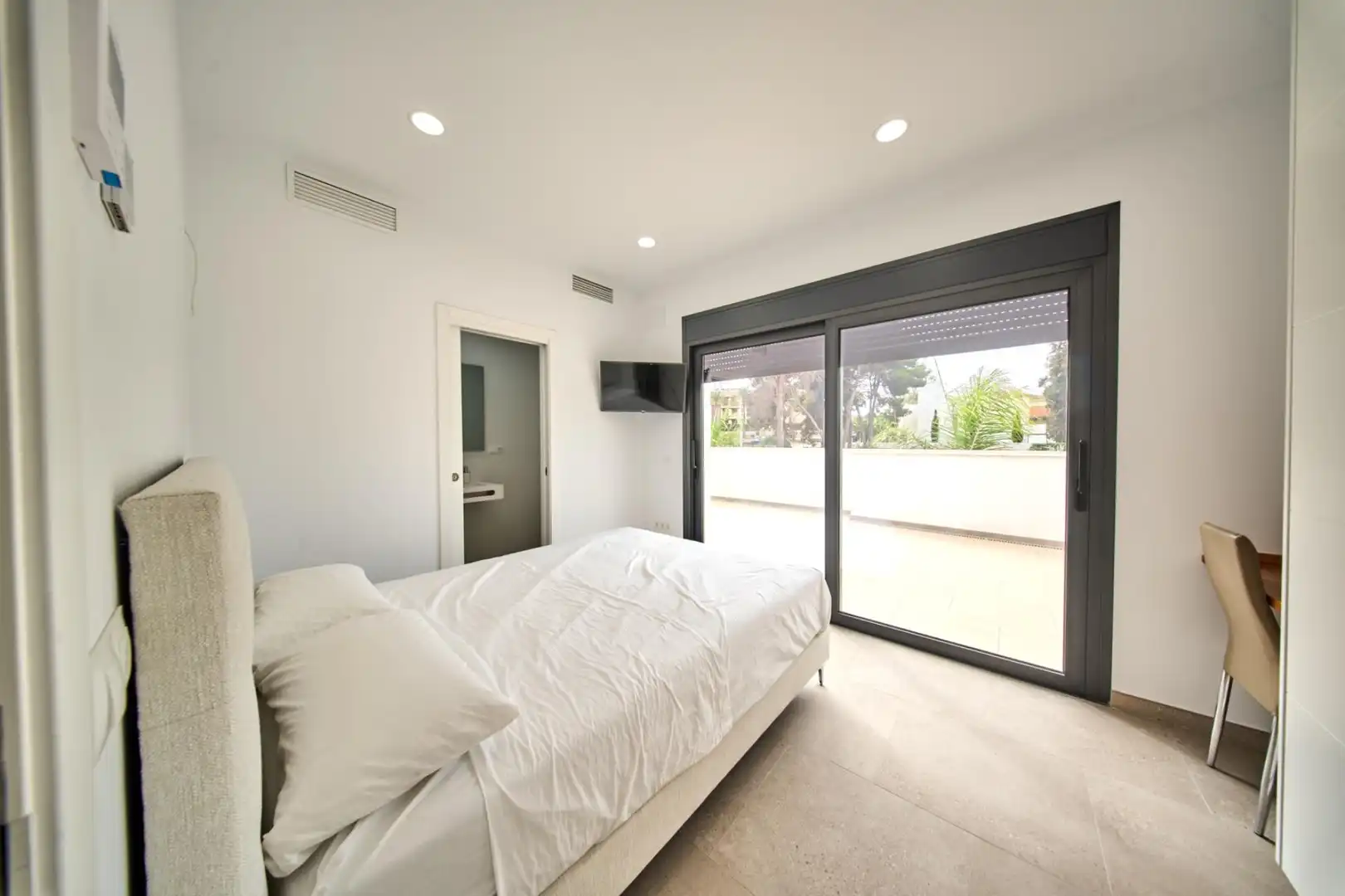 Dormitori de Casa o xalet en venda en Marbella amb Jardí privat, Terrassa i Traster