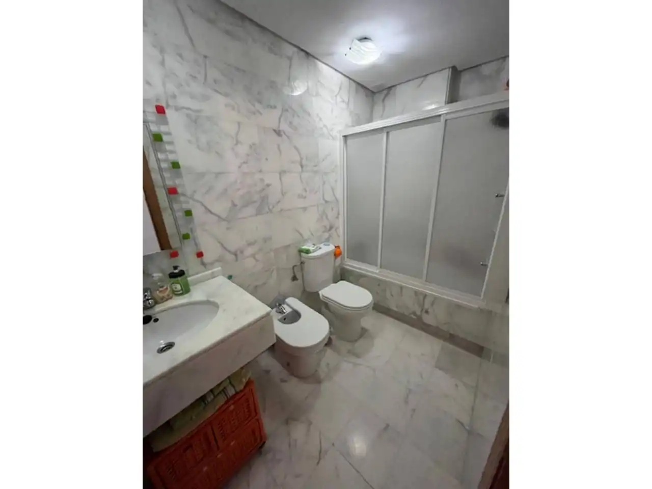 Badezimmer von Einfamilien-Reihenhaus zum Verkauf in Estepona mit Klimaanlage, Privatgarten und Parkett