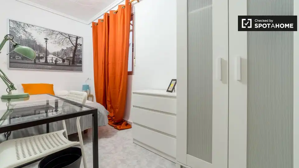 Schlafzimmer von Wohnung zur untervermieten in Valencia mit Klimaanlage, Heizung und Möbliert