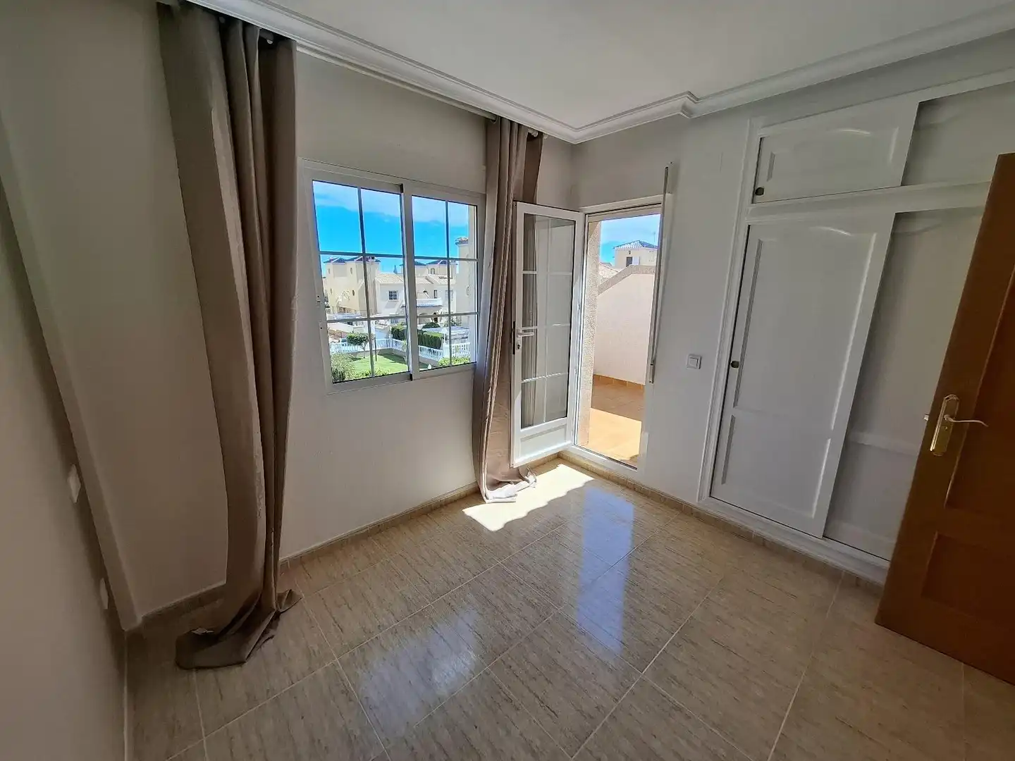 Casa aparellada amb terrassa en venda a Calle Calle Cabo de Gata, imagen 8
