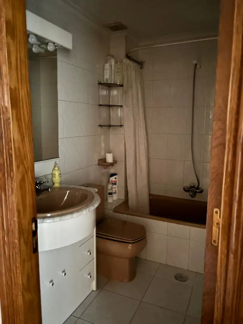 Badezimmer von Wohnung zum Verkauf in Puebla de Lillo mit Heizung und Abstellraum